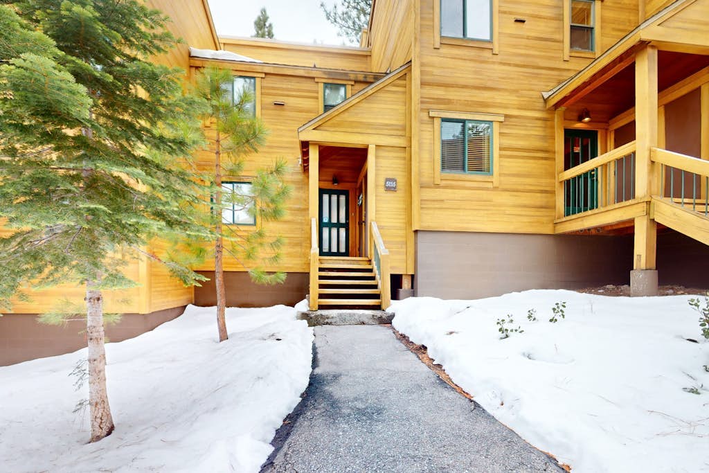 Cozy condo with fireplace, nearby skiing, WiFi and balcony with views