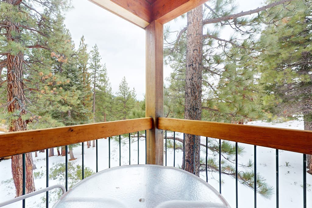 Cozy condo with fireplace, nearby skiing, WiFi and balcony with views