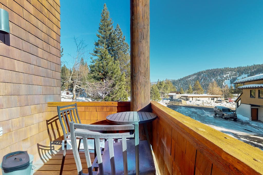 Comfortable, chic condo with mountain views - great Olympic Valley location