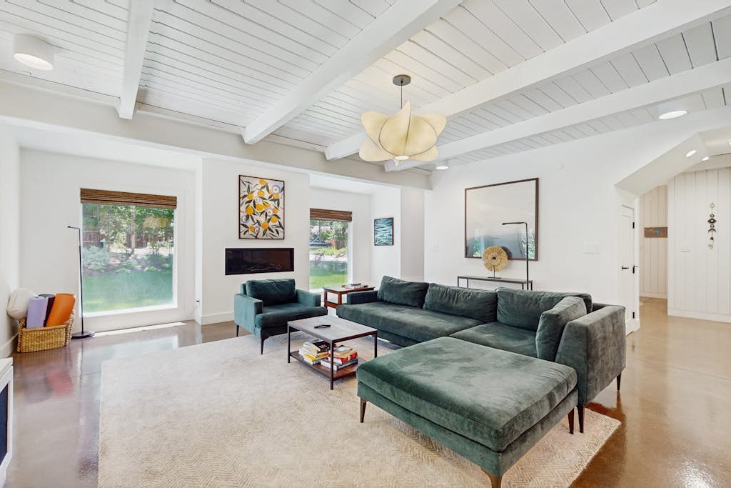 Cozy & contemporary, family-friendly home w/ free WiFi & a private washer/dryer