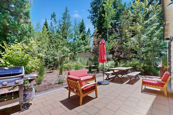 Cozy & contemporary, family-friendly home w/ free WiFi & a private washer/dryer