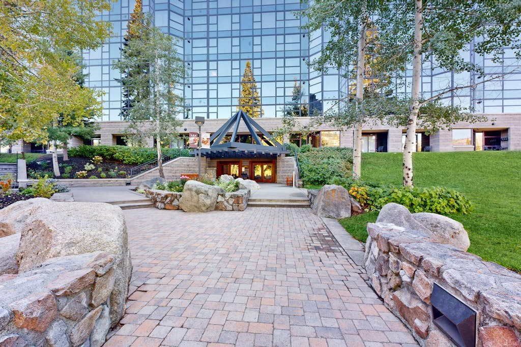 Ski-in/ski-out condo in the Everline Resort & Spa - pools, hot tubs, & gym