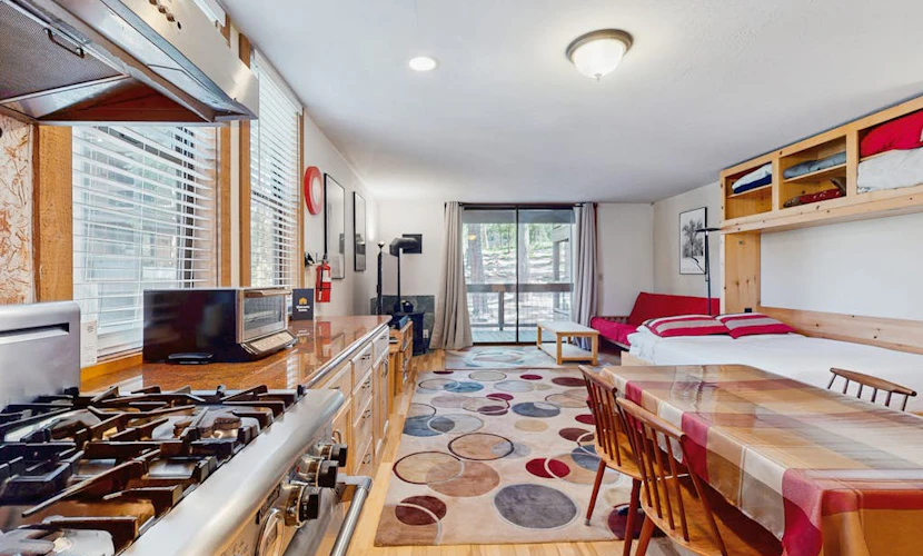 Resort studio with balcony, pool & hot tub access & free ski shuttle