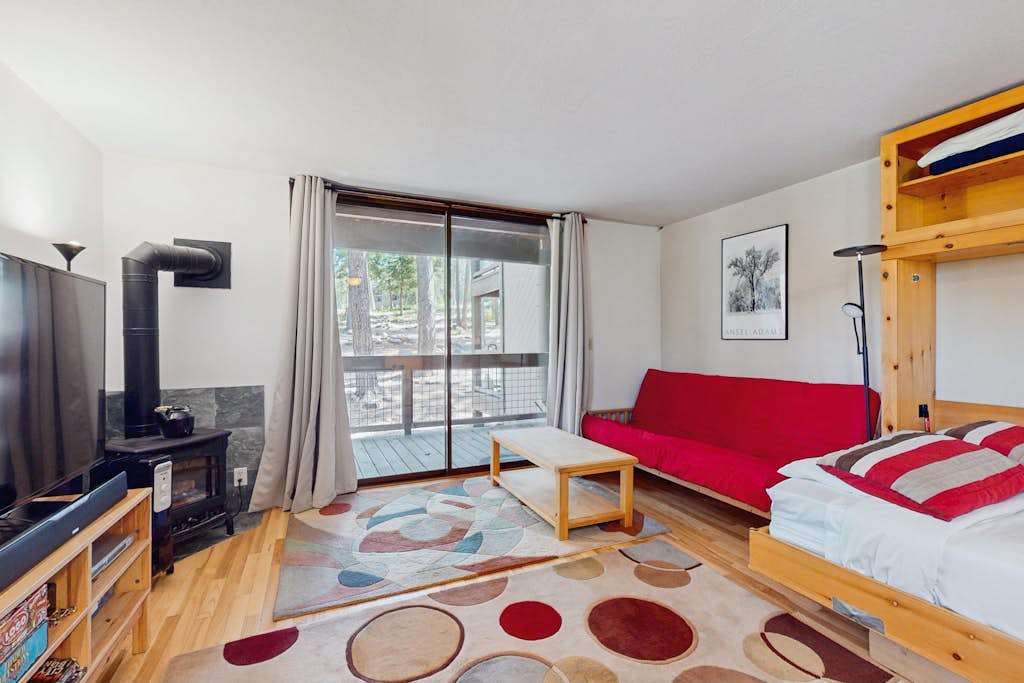 Resort studio with balcony, pool & hot tub access & free ski shuttle