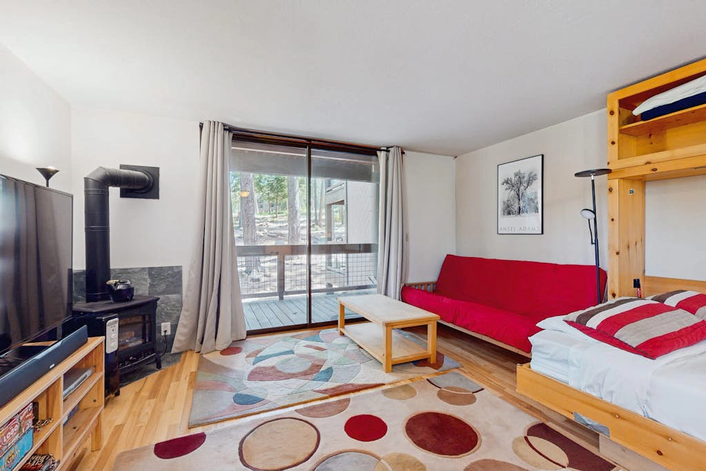 Resort studio with balcony, pool & hot tub access & free ski shuttle