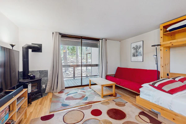 Resort studio with balcony, pool & hot tub access & free ski shuttle