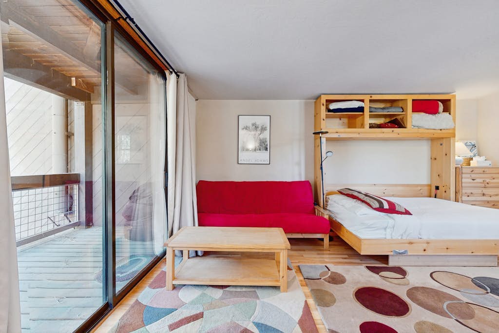 Resort studio with balcony, pool & hot tub access & free ski shuttle