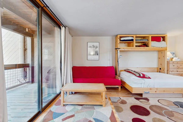 Resort studio with balcony, pool & hot tub access & free ski shuttle