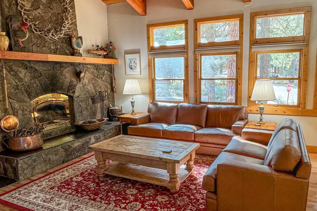 Lovely lodge with a pool table, access to slopes & more