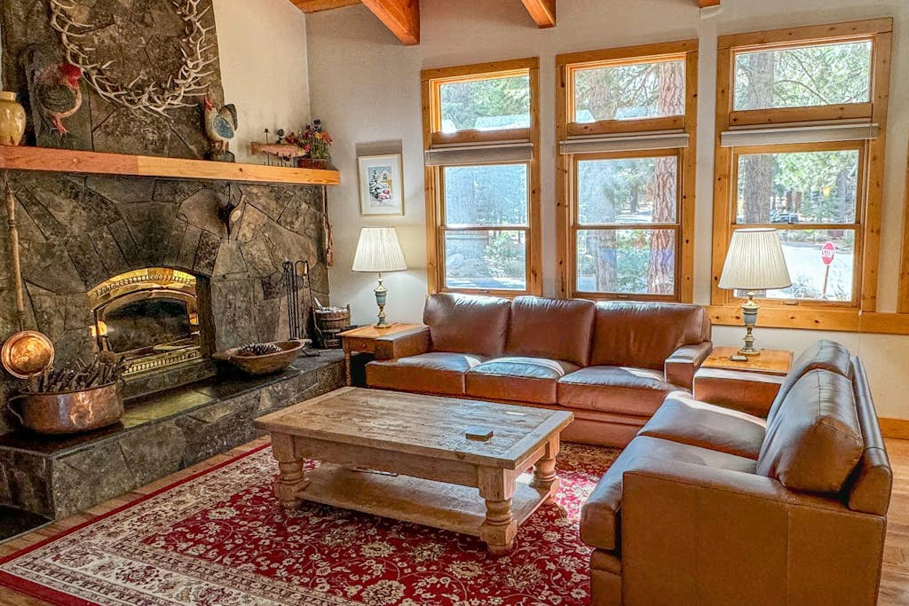 Lovely lodge with a pool table, access to slopes & more