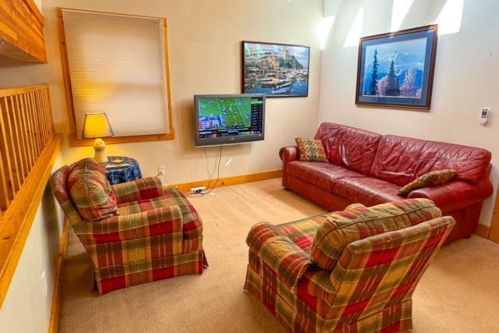 Lovely lodge with a pool table, access to slopes & more