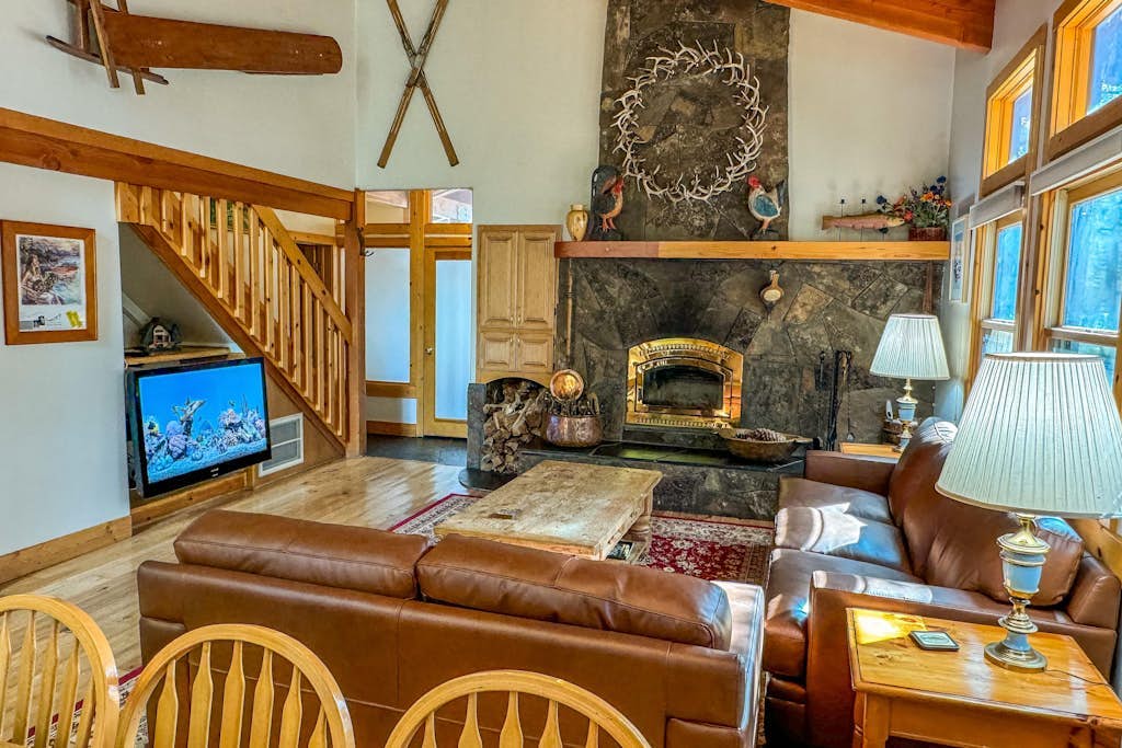 Lovely lodge with a pool table, access to slopes & more