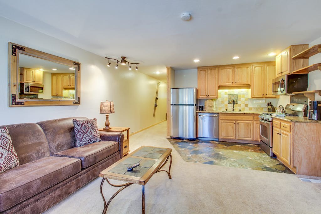 Ski-in/out condo with shuttle access, sauna, hot tub, pool & rec center