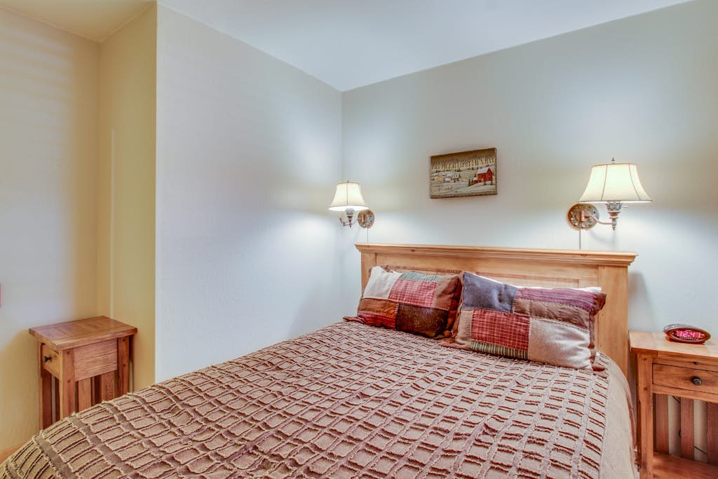 Ski-in/out condo with shuttle access, sauna, hot tub, pool & rec center