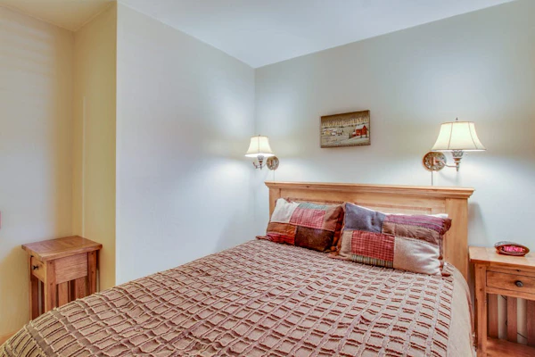 Ski-in/out condo with shuttle access, sauna, hot tub, pool & rec center