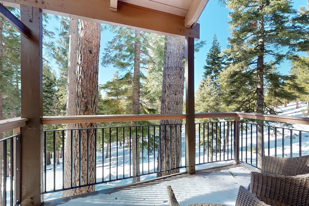 Cozy condo with mountain views, free shuttle & W&D