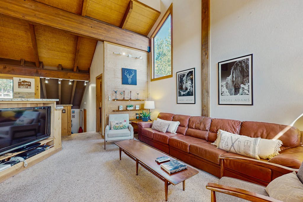 Great condo with a full kitchen & Northstar amenities - close to skiing