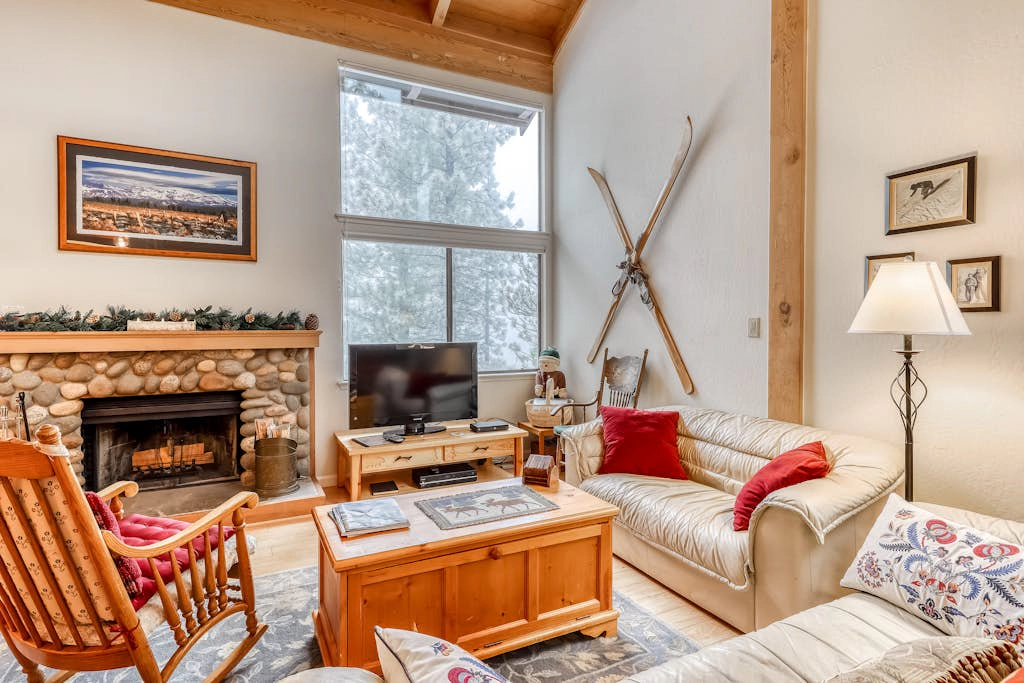Family-friendly woodland condo with wood-burning fireplace, close to shuttle