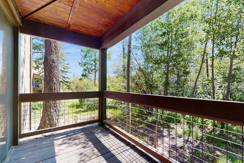 Mountain condo with access to outdoor pool, hot tub, tennis & sauna