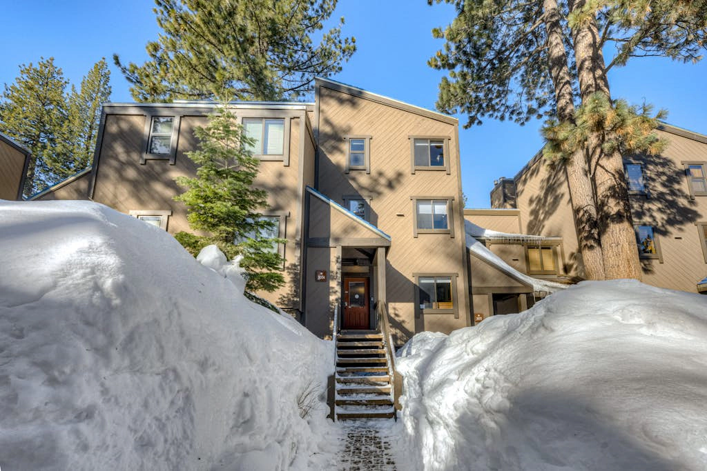 Convenient & comfortable dog-friendly condo with Northstar Rec Center access