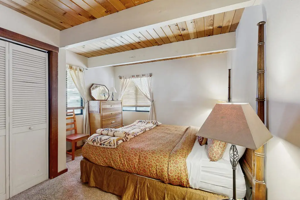 Bright Northstar home on golf course - near ski slopes