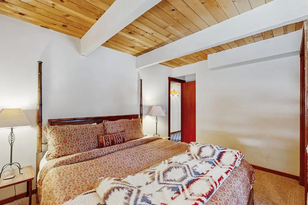 Bright Northstar home on golf course - near ski slopes