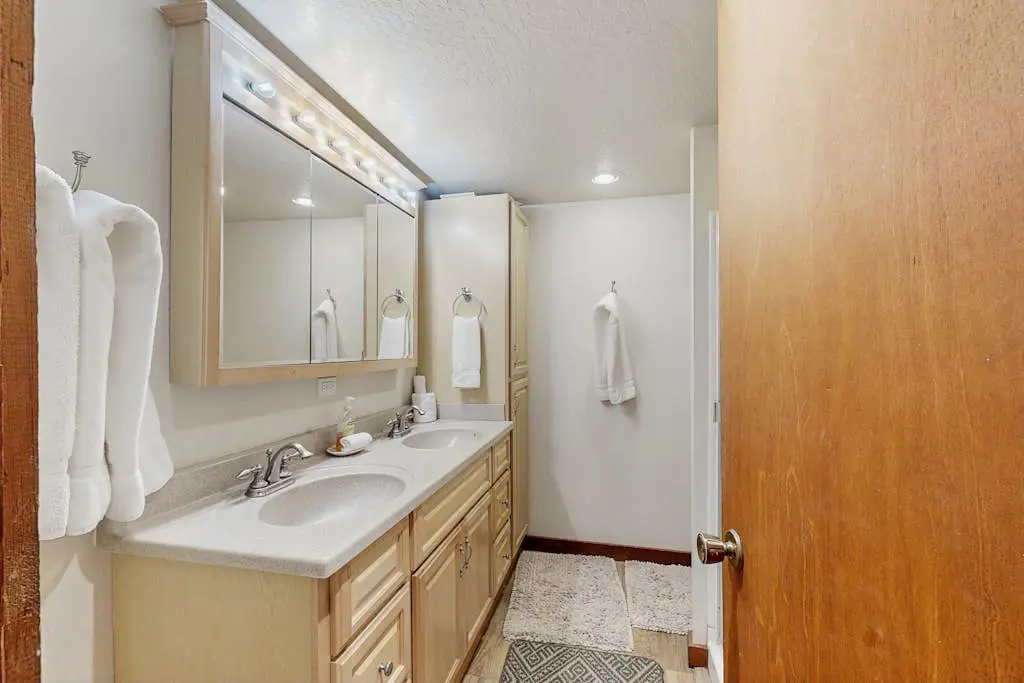 Bright Northstar home on golf course - near ski slopes