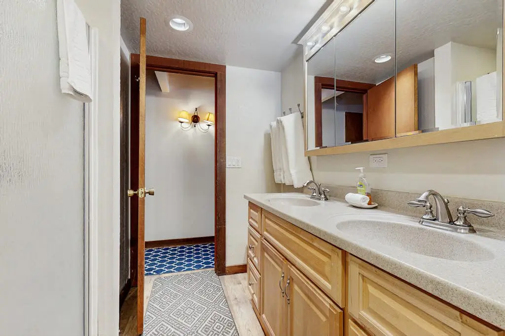 Bright Northstar home on golf course - near ski slopes