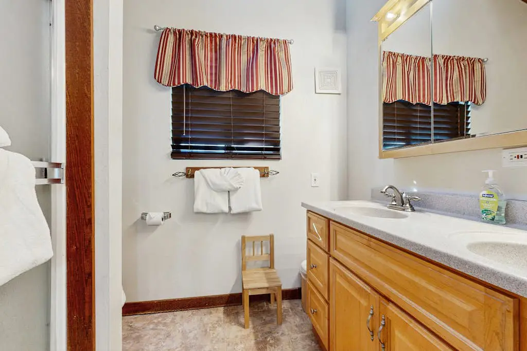 Bright Northstar home on golf course - near ski slopes