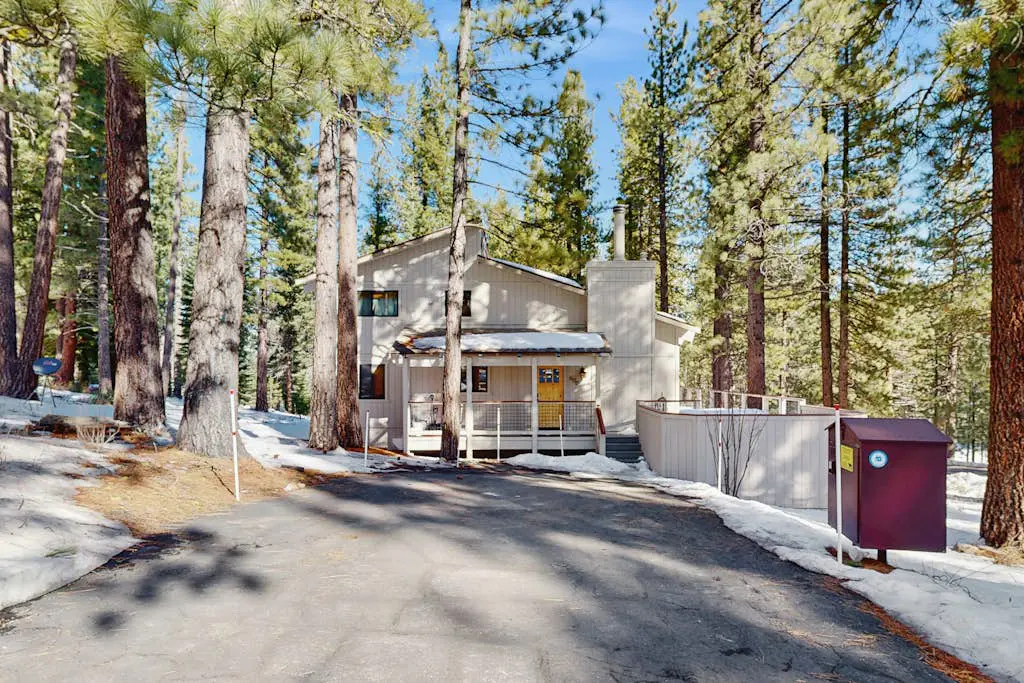 Bright Northstar home on golf course - near ski slopes