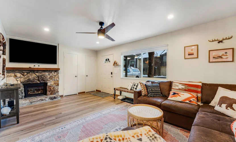 Modern home with shared hot tub, pool, sauna, tennis + fireplace & W/D