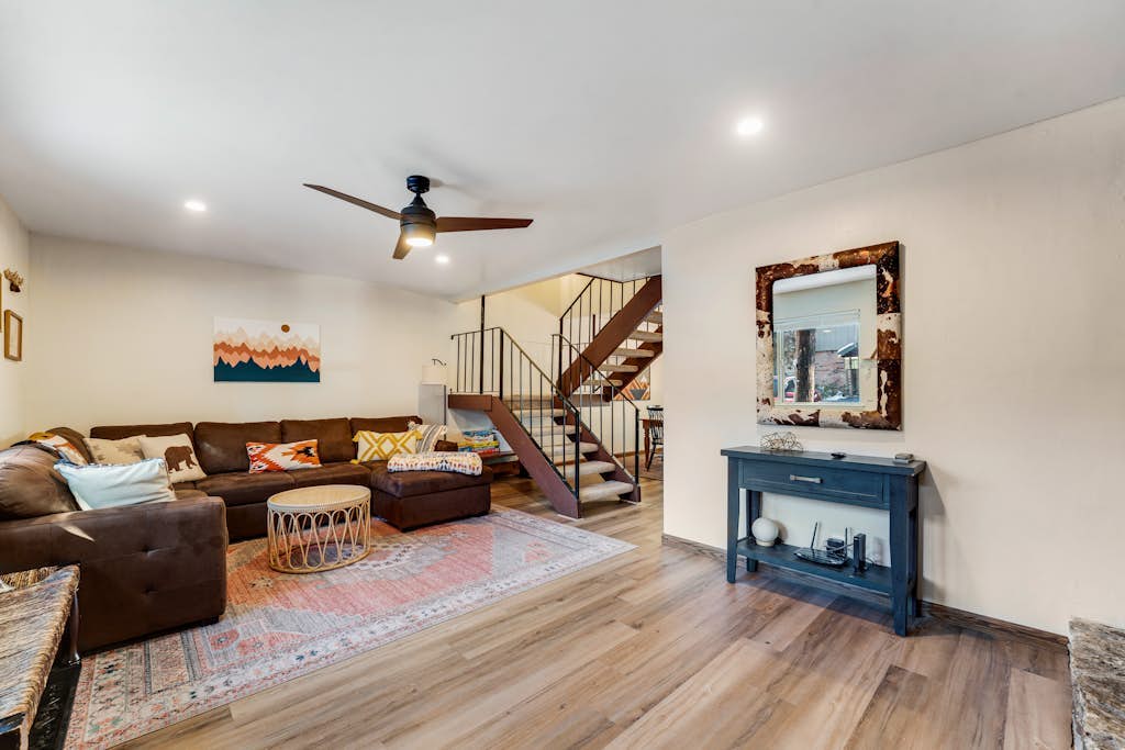 Modern home with shared hot tub, pool, sauna, tennis + fireplace & W/D