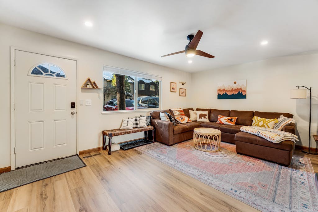 Modern home with shared hot tub, pool, sauna, tennis + fireplace & W/D