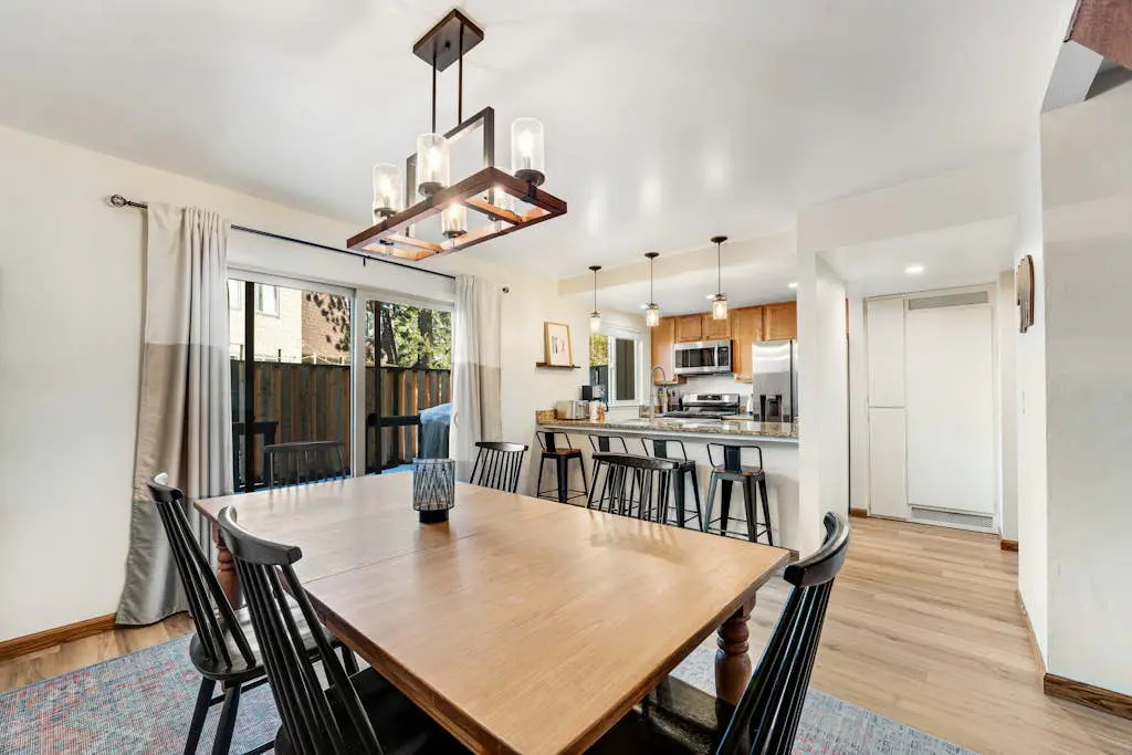 Modern home with shared hot tub, pool, sauna, tennis & fireplace & W&D