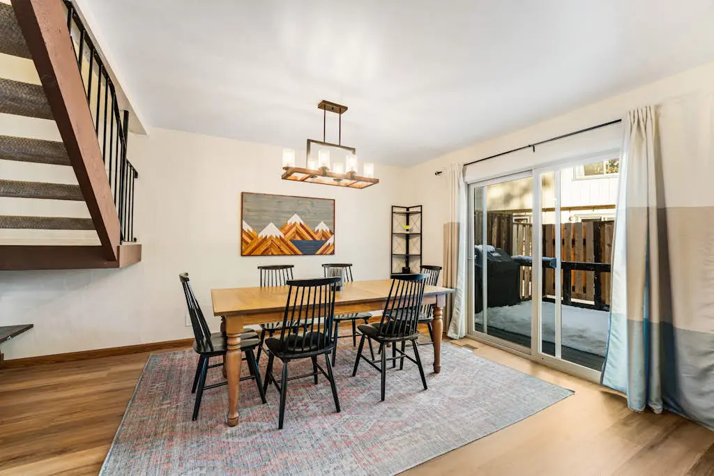 Modern home with shared hot tub, pool, sauna, tennis & fireplace & W&D