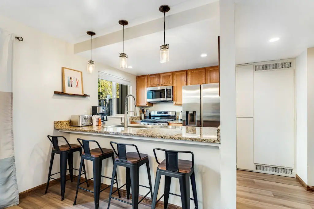 Modern home with shared hot tub, pool, sauna, tennis & fireplace & W&D