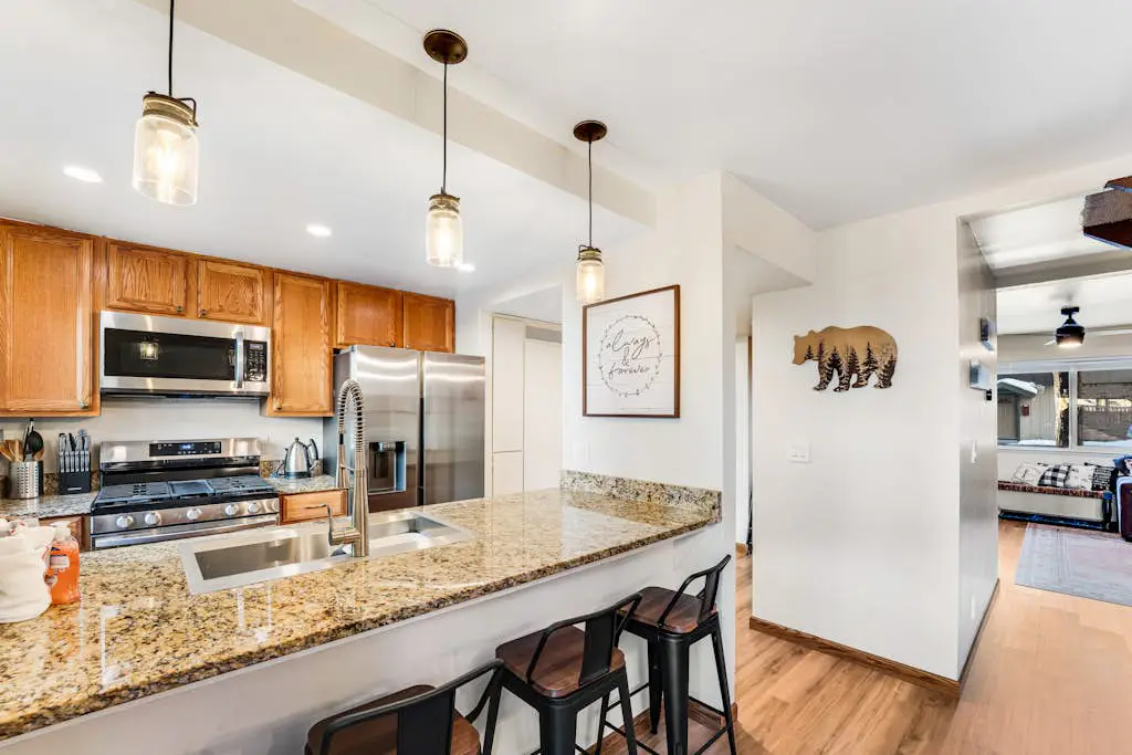 Modern home with shared hot tub, pool, sauna, tennis & fireplace & W&D