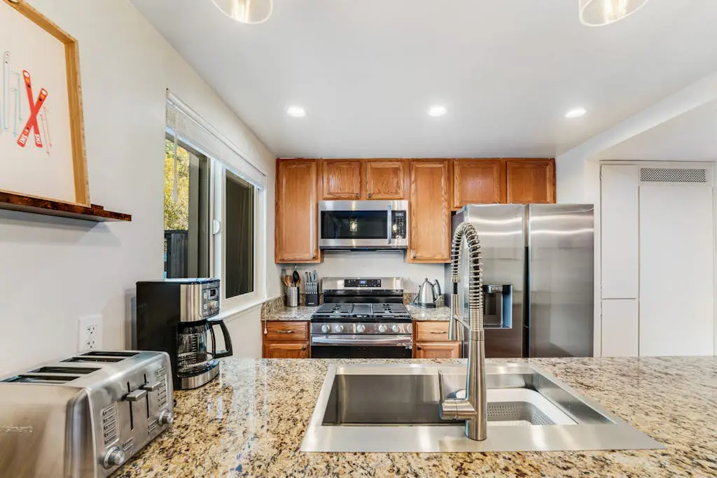 Modern home with shared hot tub, pool, sauna, tennis & fireplace & W&D
