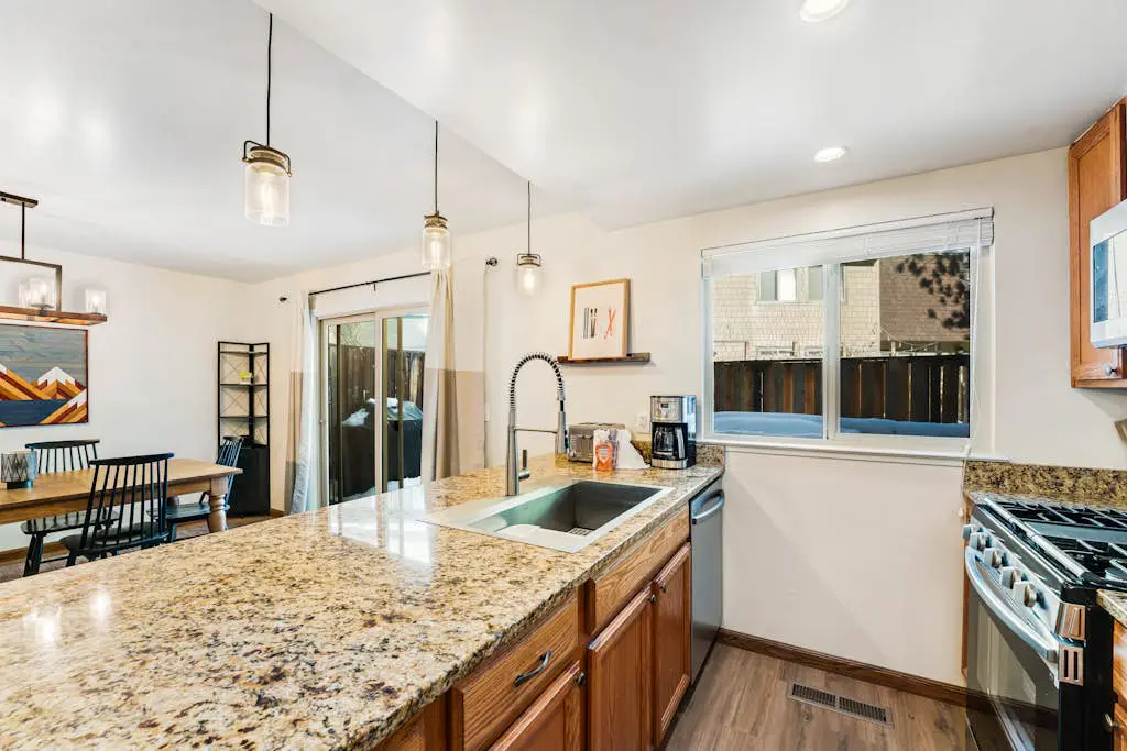 Modern home with shared hot tub, pool, sauna, tennis & fireplace & W&D