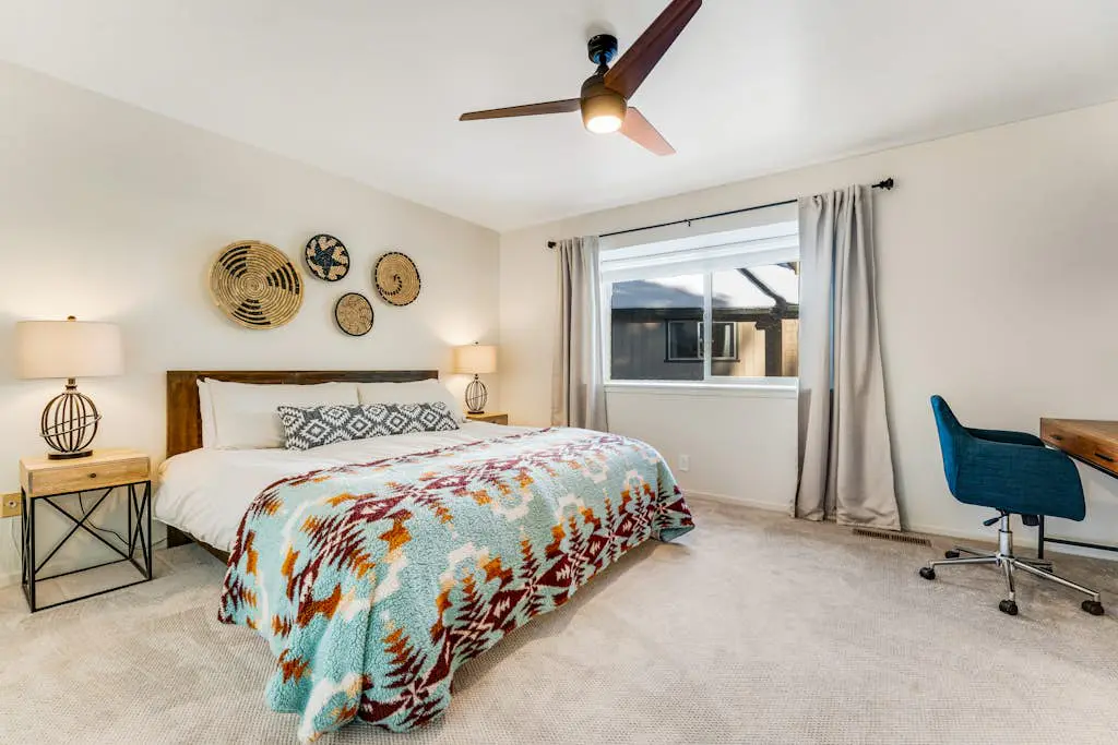 Modern home with shared hot tub, pool, sauna, tennis & fireplace & W&D