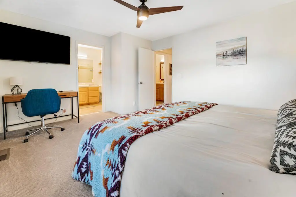 Modern home with shared hot tub, pool, sauna, tennis & fireplace & W&D