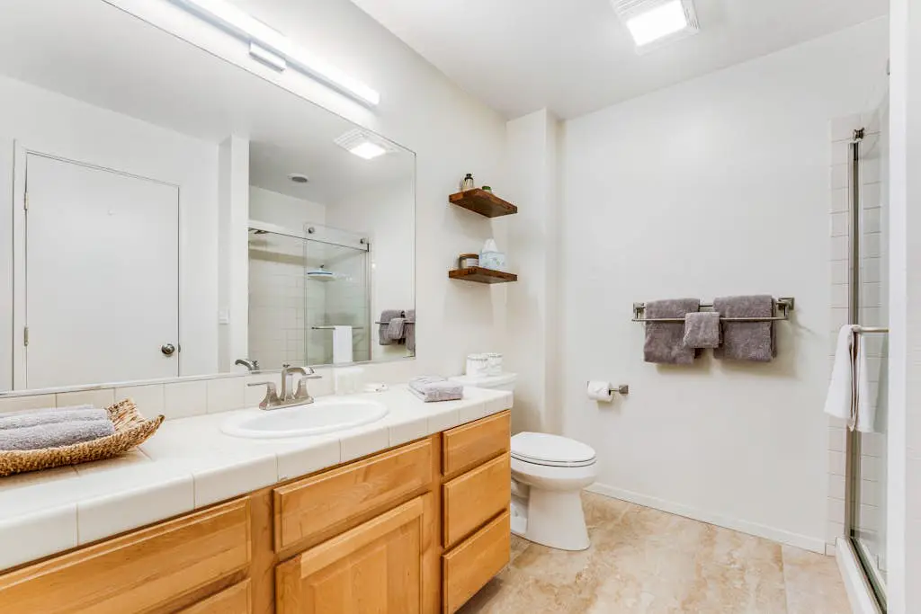 Modern home with shared hot tub, pool, sauna, tennis & fireplace & W&D