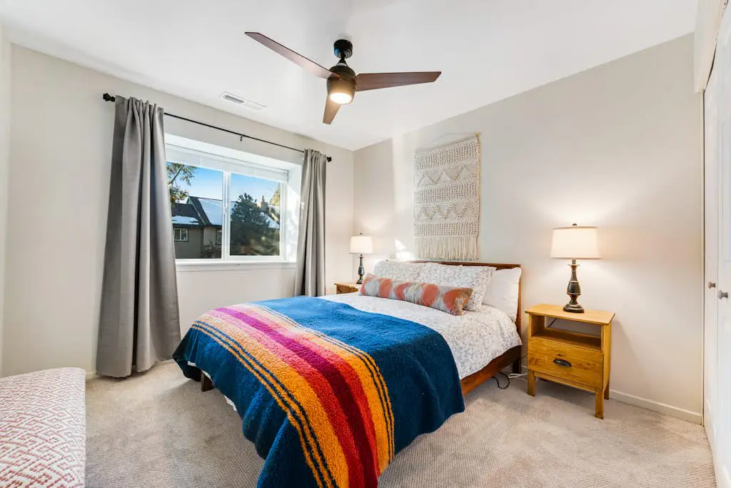Modern home with shared hot tub, pool, sauna, tennis & fireplace & W&D