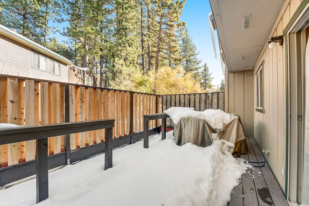 Modern home with shared hot tub, pool, sauna, tennis & fireplace & W&D