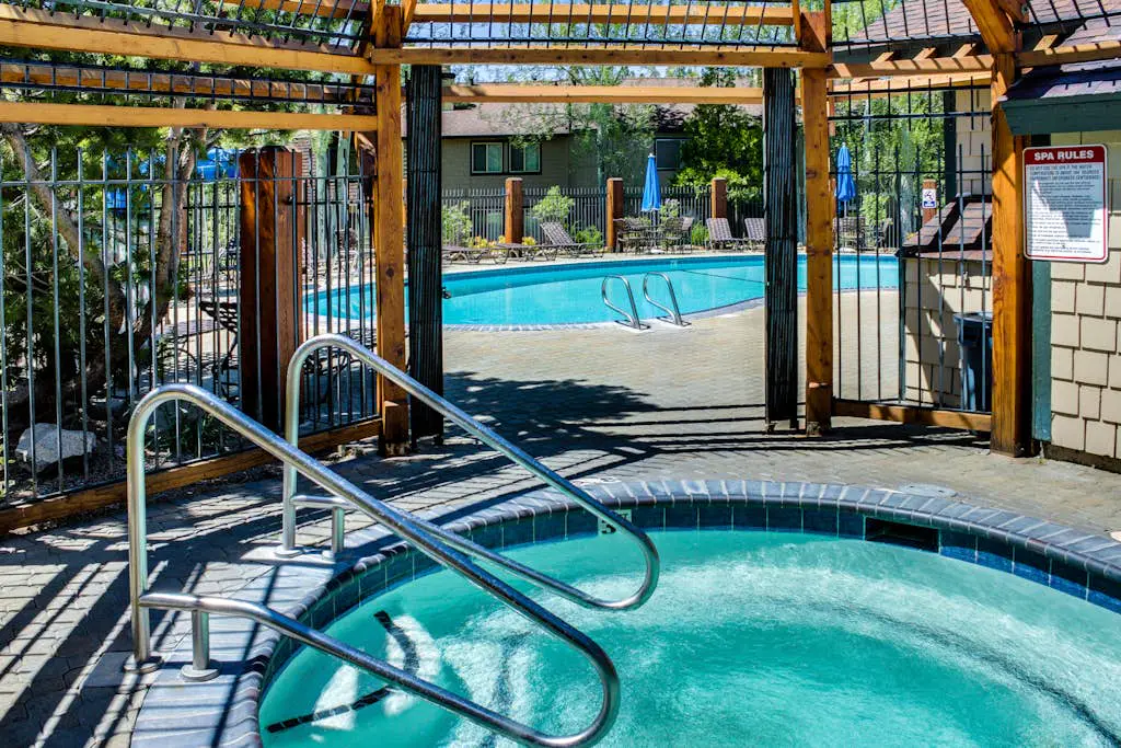 Modern home with shared hot tub, pool, sauna, tennis & fireplace & W&D