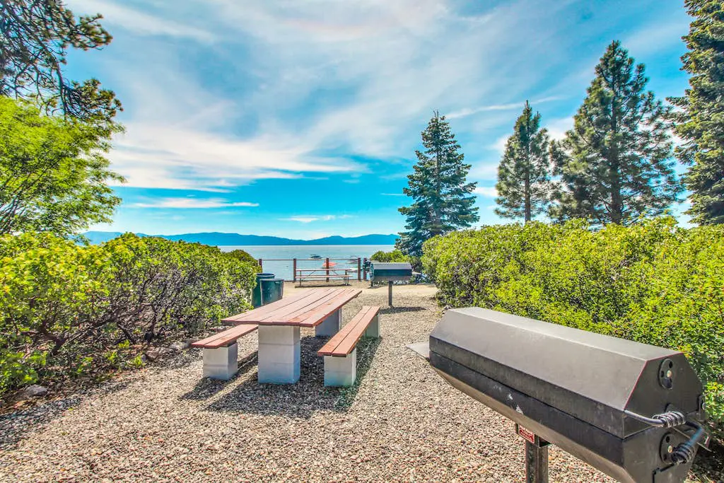 Modern home with shared hot tub, pool, sauna, tennis & fireplace & W&D