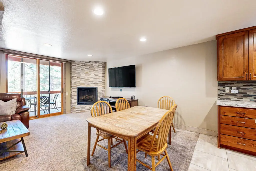 Gold Bend Condo - New Kitchen & Fireplace - Free Door-to-Lifts Ski Shuttle