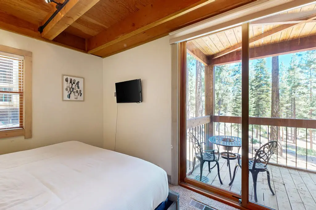 Gold Bend Condo - New Kitchen & Fireplace - Free Door-to-Lifts Ski Shuttle
