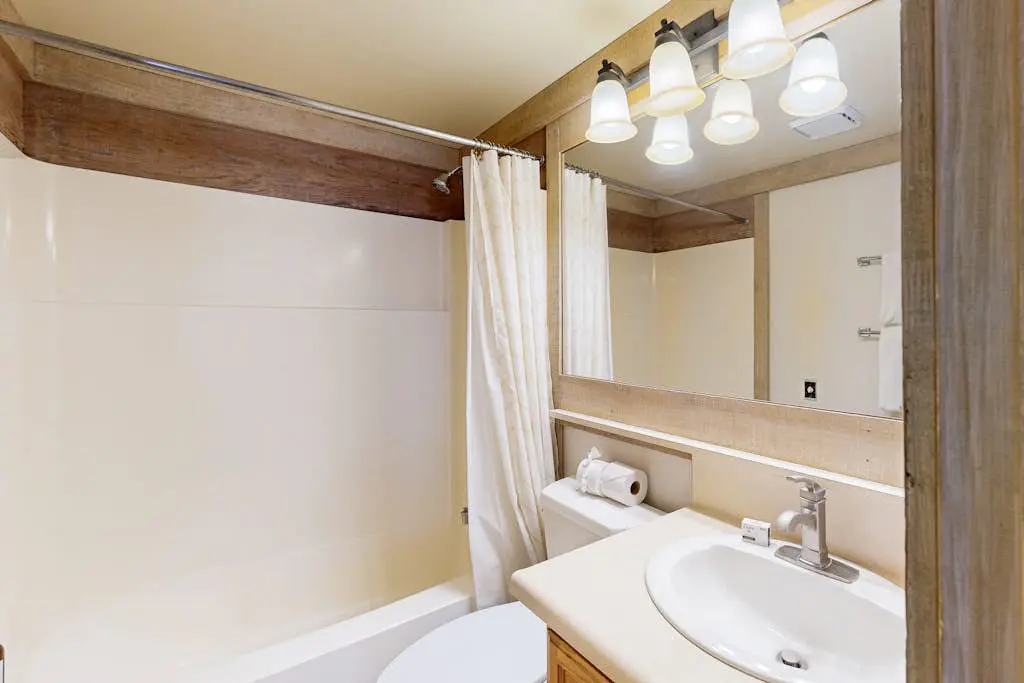Gold Bend Condo - New Kitchen & Fireplace - Free Door-to-Lifts Ski Shuttle
