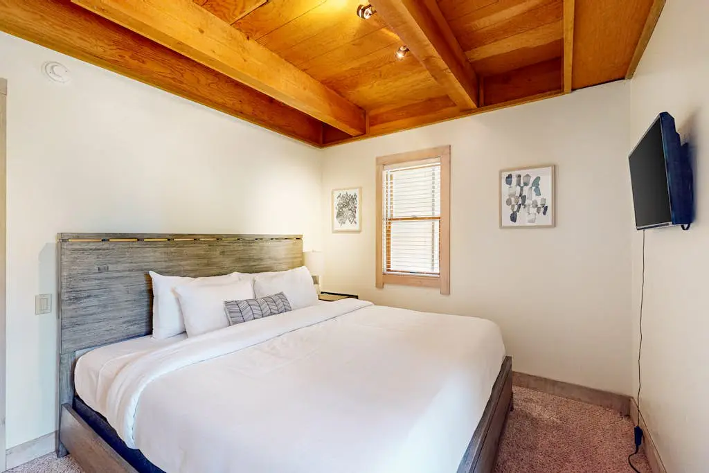 Gold Bend Condo - New Kitchen & Fireplace - Free Door-to-Lifts Ski Shuttle